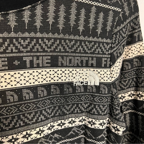 5/$100 The North Face Black/Cream top - Picture 2 of 4